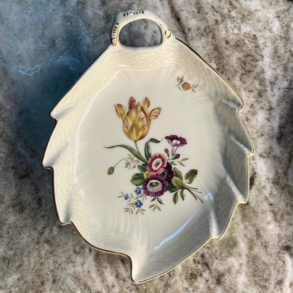 Royal Copenhagen Frijsenborg 910 leaf shaped dish - Picture 1 of 5